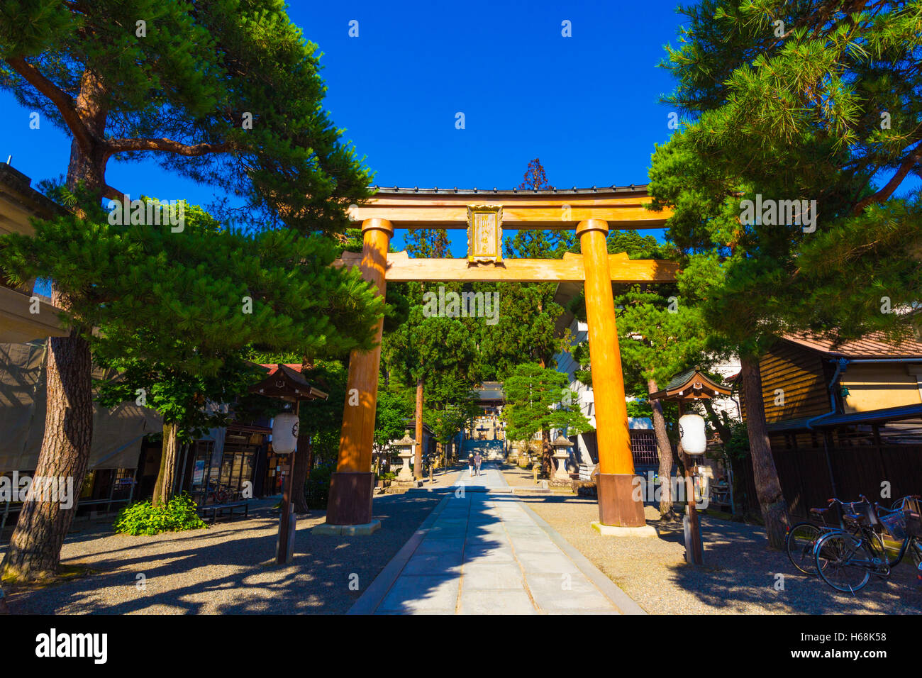 Grand torii en bois entrée de Sakurayama Hachiman-gu Temple Shinto sur un ciel bleu clair jour à Takayama, Japon Banque D'Images