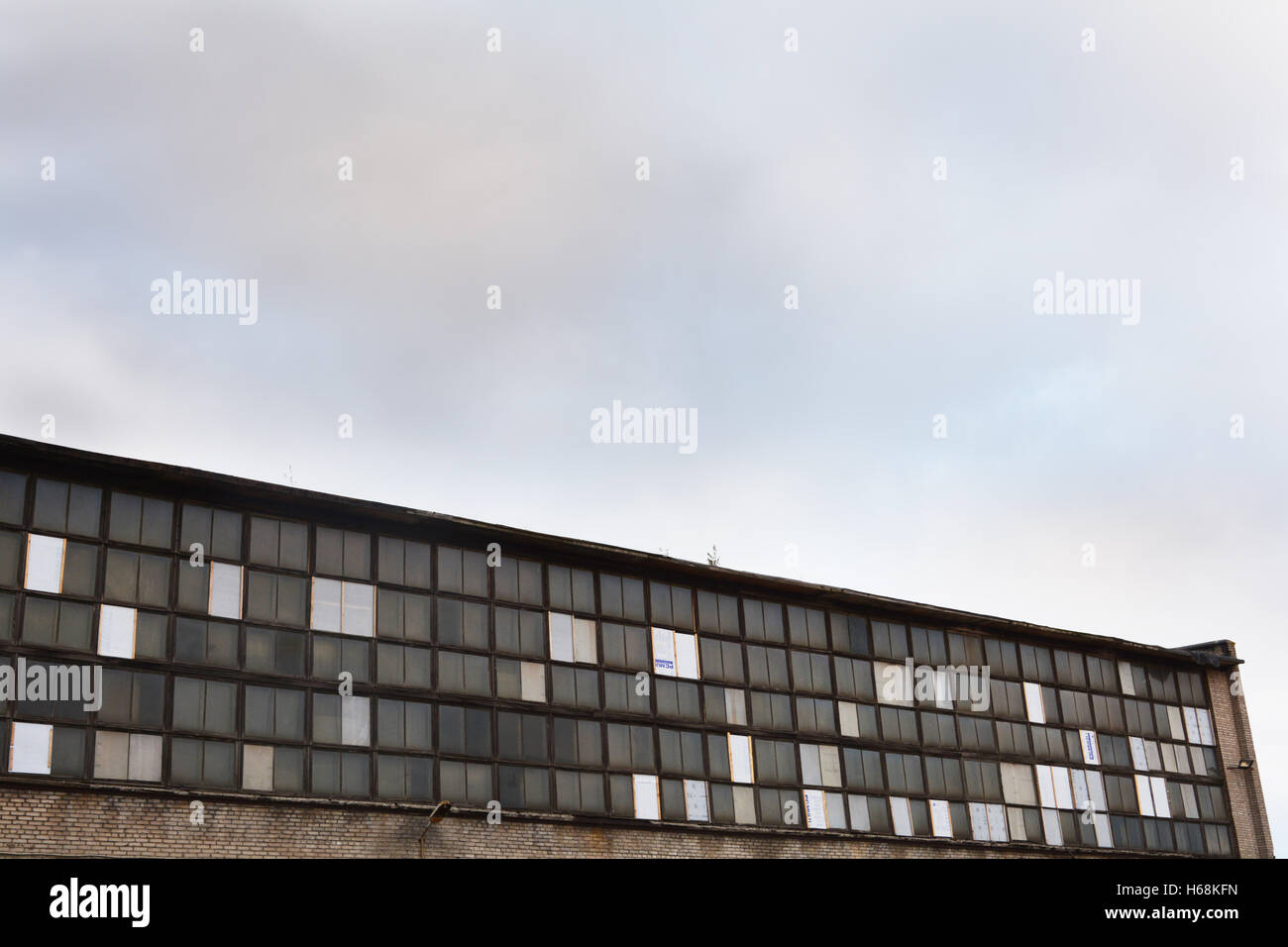 Haut de une ancienne usine avec de nombreuses fenêtres Banque D'Images