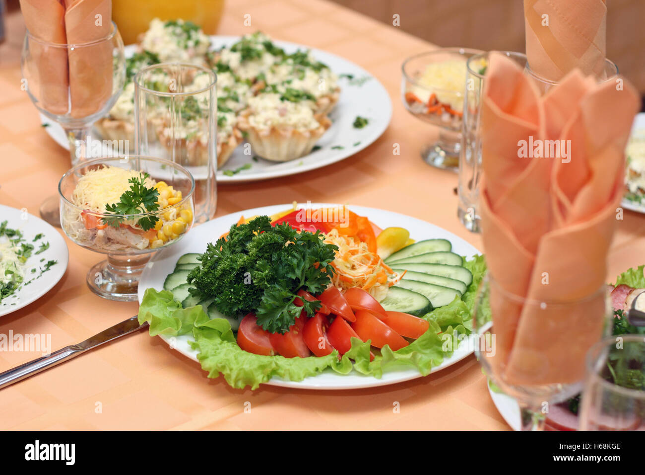 Table au restaurant avec une salade à l'avant-plan Banque D'Images