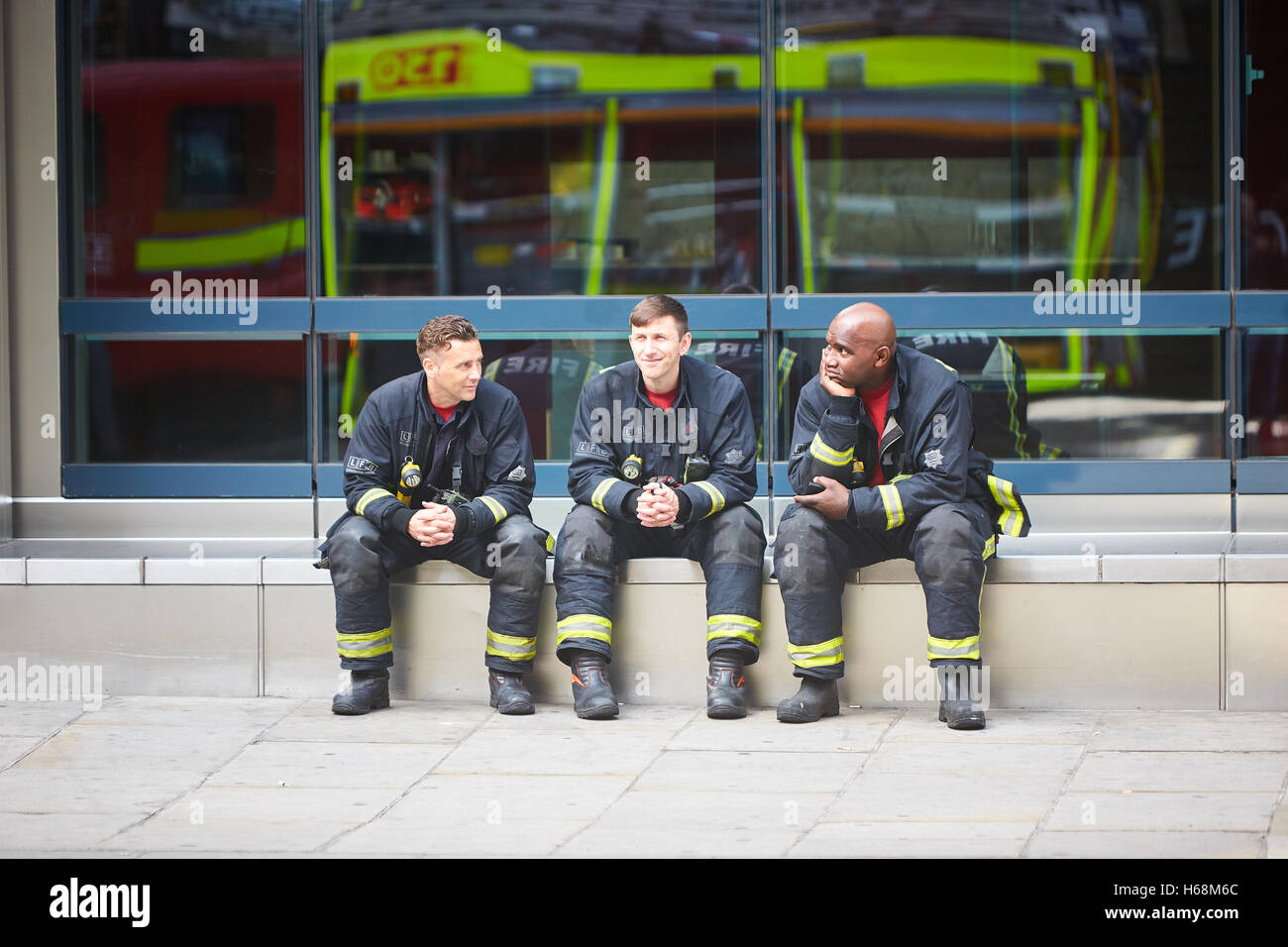 Les pompiers prennent une pause après avoir assisté à un bus en feu à Bishopsgate, Londres Banque D'Images