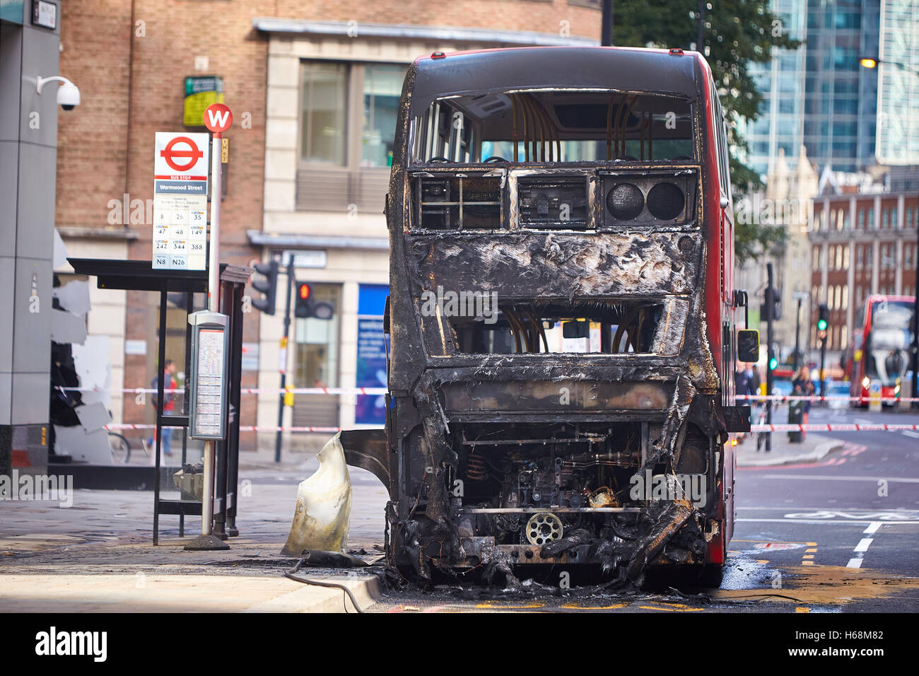 Un bus endommagée par l'incendie à Bishopsgate, Londres Banque D'Images