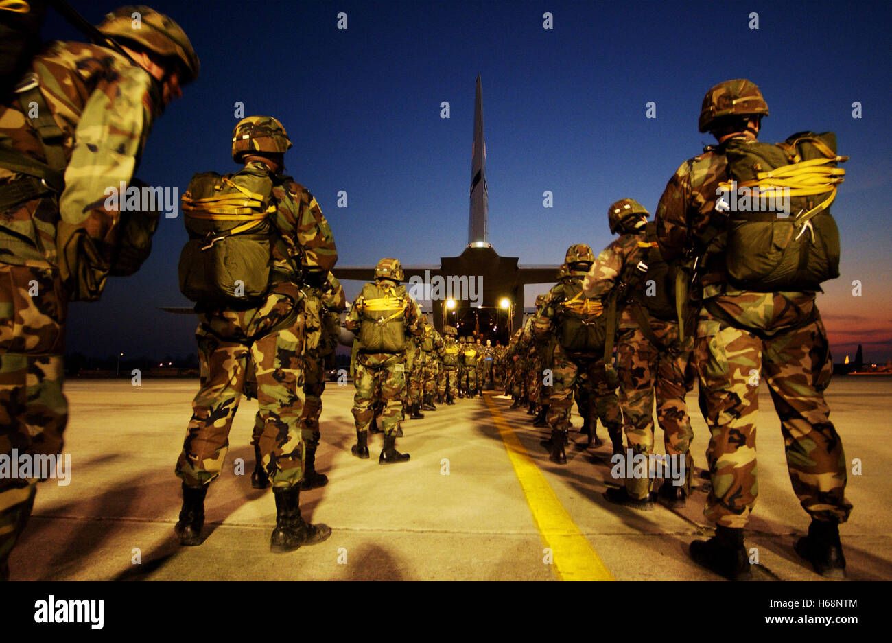 Les parachutistes de l'armée de la 82e Division aéroportée line jusqu'à bord d'un Hercules C-130 de la Force aérienne à base de la Force aérienne de Pope, N.C. Photo du DoD par le sergent. Jacob N. Bailey, U.S. Air Force Banque D'Images