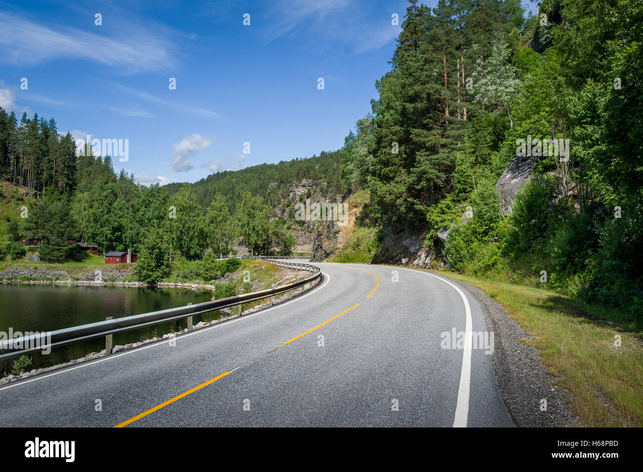 Route de montagne incurvée en Norvège Banque D'Images