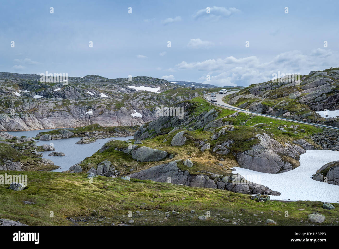 Paysage pittoresque avec des pierres, de la Norvège et du lac route de montagne. Banque D'Images