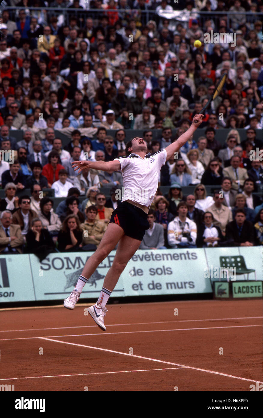 John McEnroe lors de l'Open de France 1984 Banque D'Images