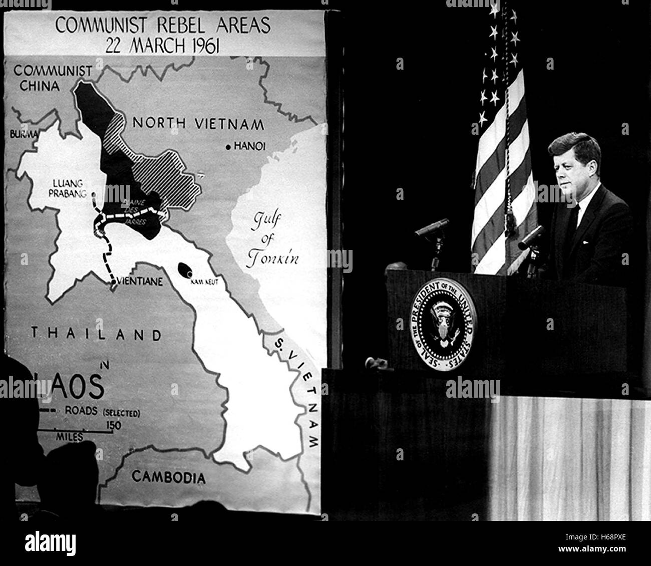 Le président Kennedy, le 23 mars 1961 Conférence de presse à l'Auditorium du département d'État à Washington, D.C. Photographie par Abbie Rowe/National Park Service des archives cette impression est disponible dans les tailles suivantes : 8' x 10' $15.95 w/ LIVRAISON GRATUITE 11' x 14' $23.95 w/ LIVRAISON GRATUITE 16' x 20' $59.95 w/ LIVRAISON GRATUITE 20' x 24' $99.95 w/ LIVRAISON GRATUITE * Le site de l'Américain le filigrane n'apparaît pas sur votre impression. Banque D'Images