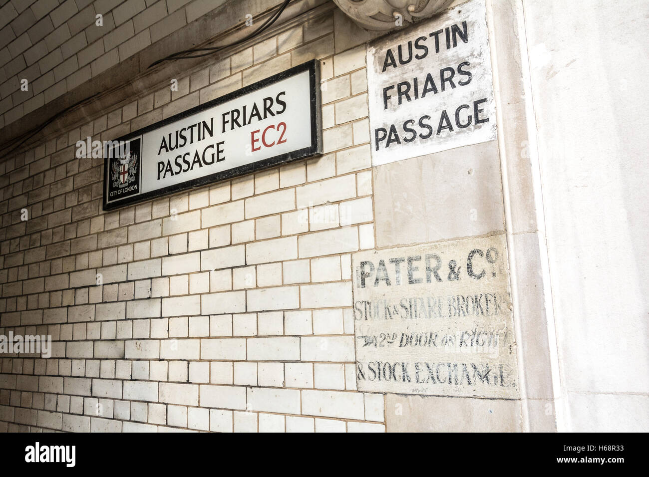 Plaque de rue dans un passage sur Austin Friars, London, EC2, UK Banque D'Images