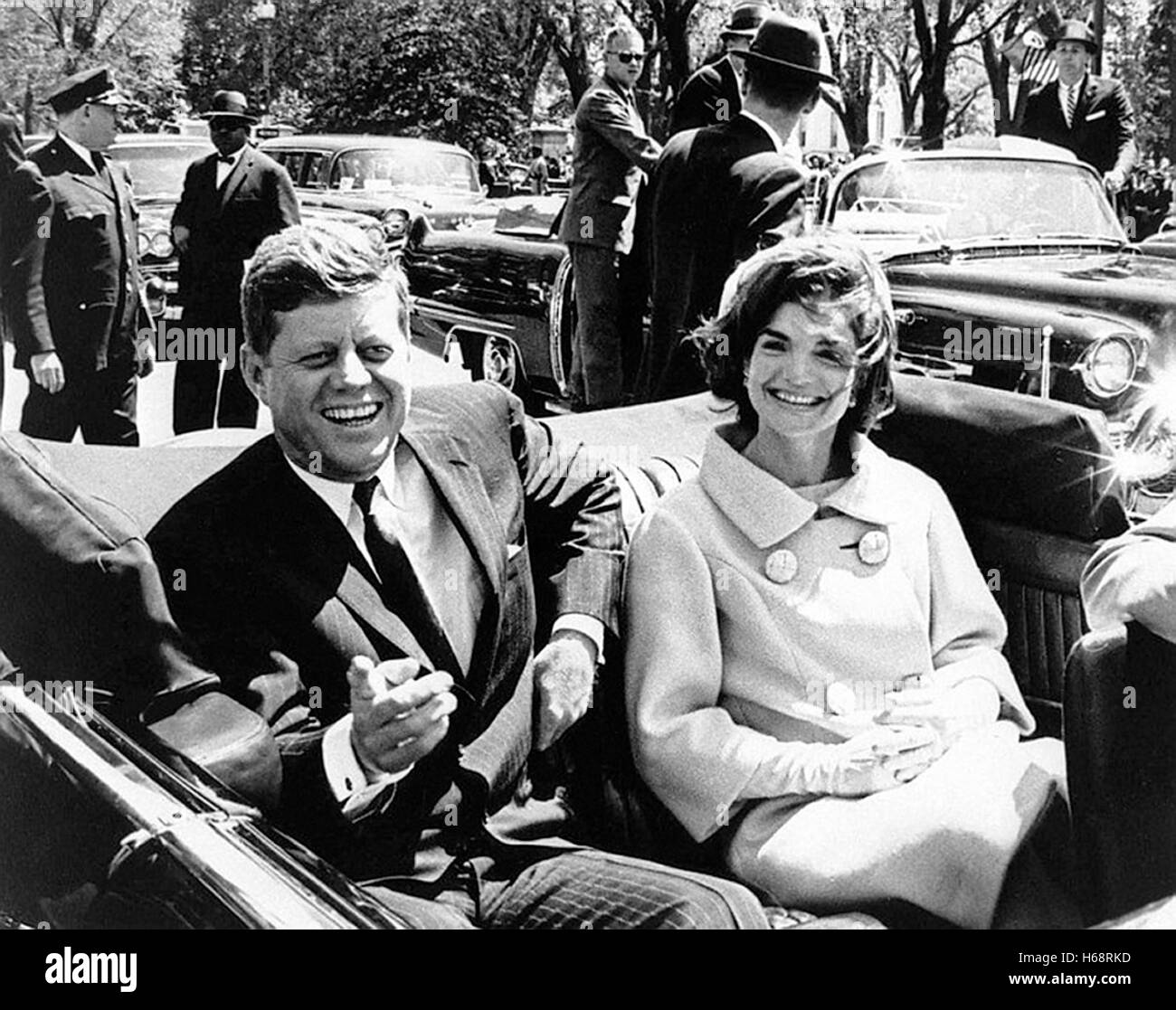 Le président John F. Kennedy et Jacqueline Kennedy en limousine présidentielle de quitter la Maison Blanche. Banque D'Images