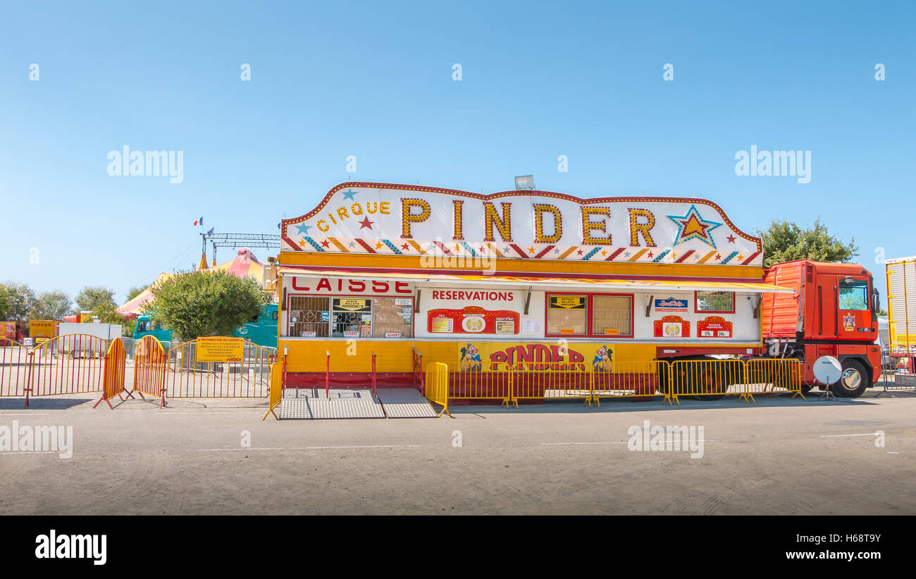 Noirmoutier, France - 15 août 2016 : l'installation du cirque Pinder dans un parking de Noirmoutier, France, au cours de l'été Banque D'Images