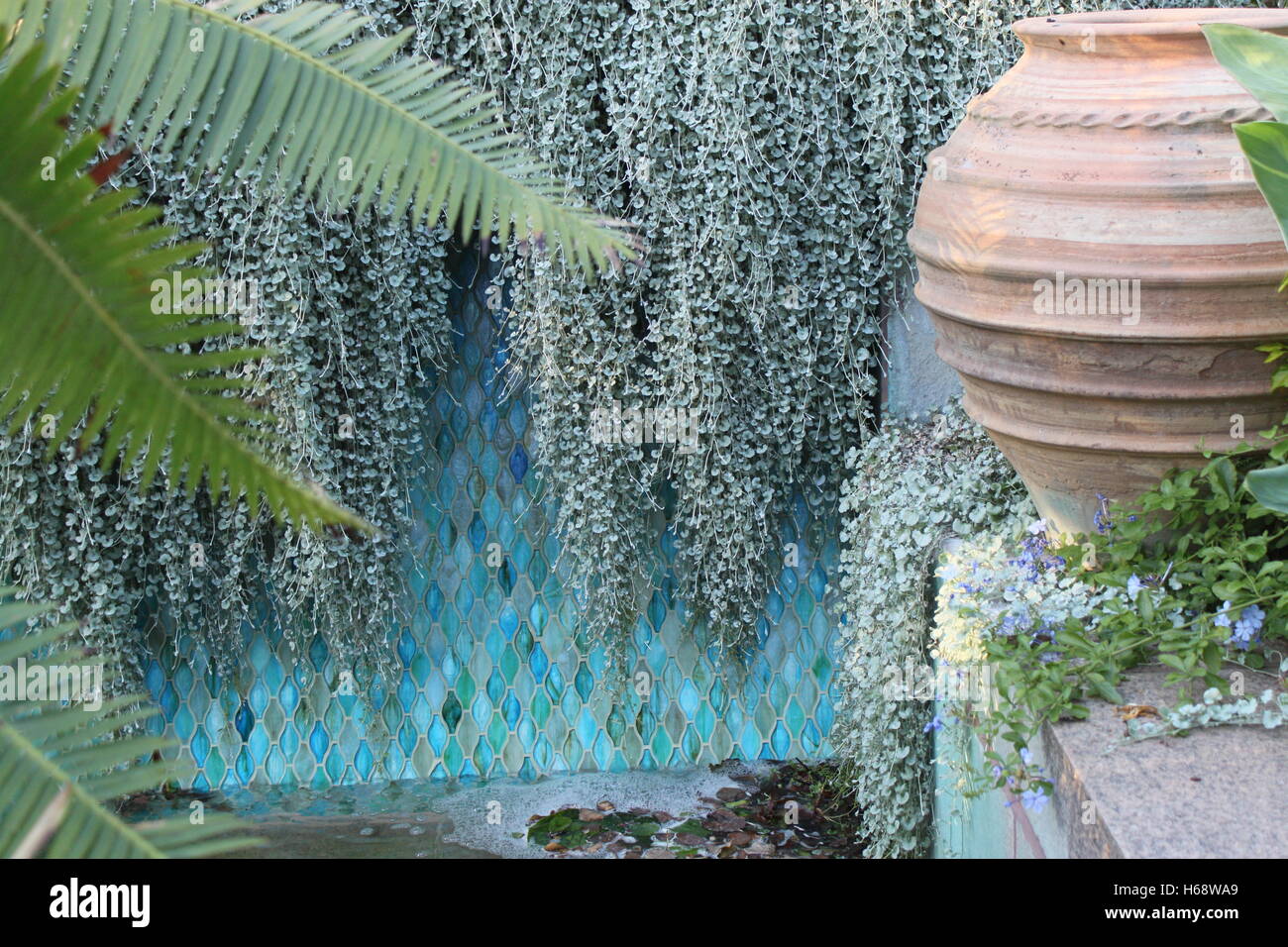 Une fontaine dans les jardins de la Smithsonian Castle à Washington, DC. Banque D'Images