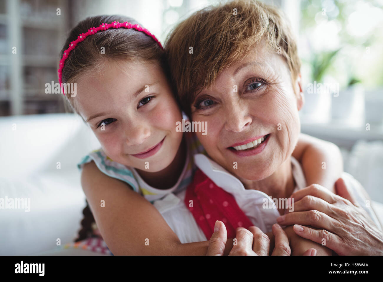 Portrait de petite fille embrasser sa grand-mère Banque D'Images