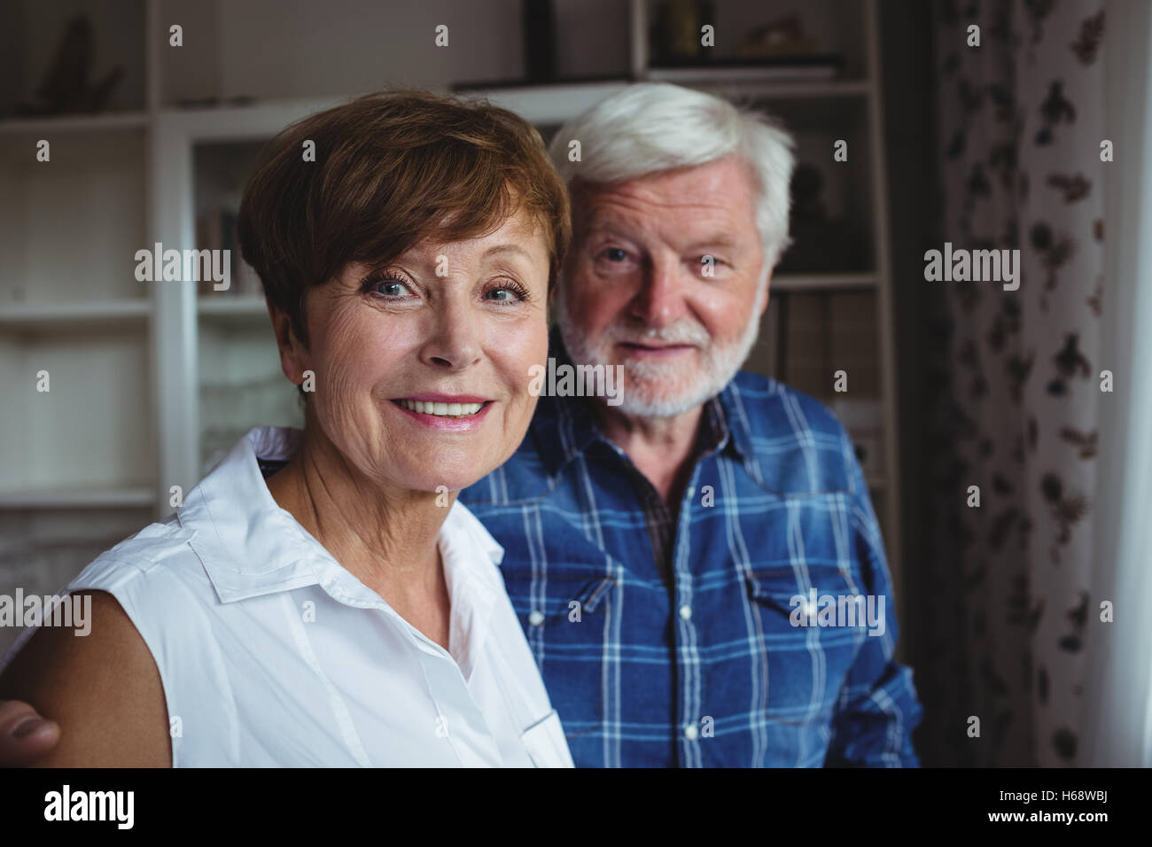 Senior couple smiling in living room Banque D'Images