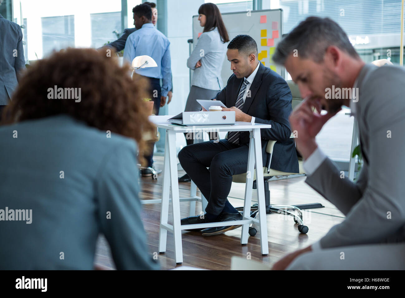 Businessman using digital tablet in l'office Banque D'Images