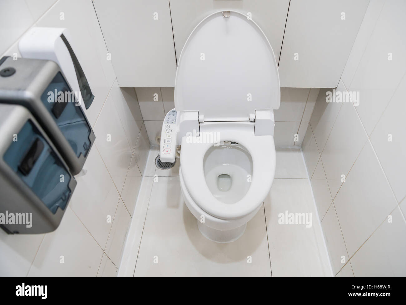 Toilettes avec chasse d'eau automatique siège électronique Banque D'Images