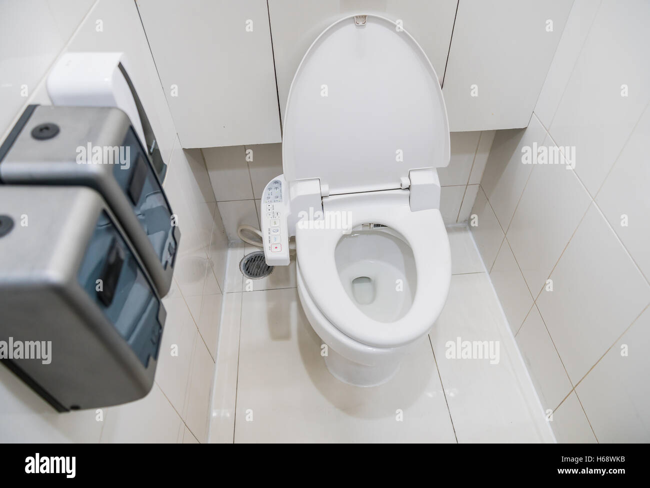 Toilettes avec chasse d'eau automatique siège électronique Banque D'Images