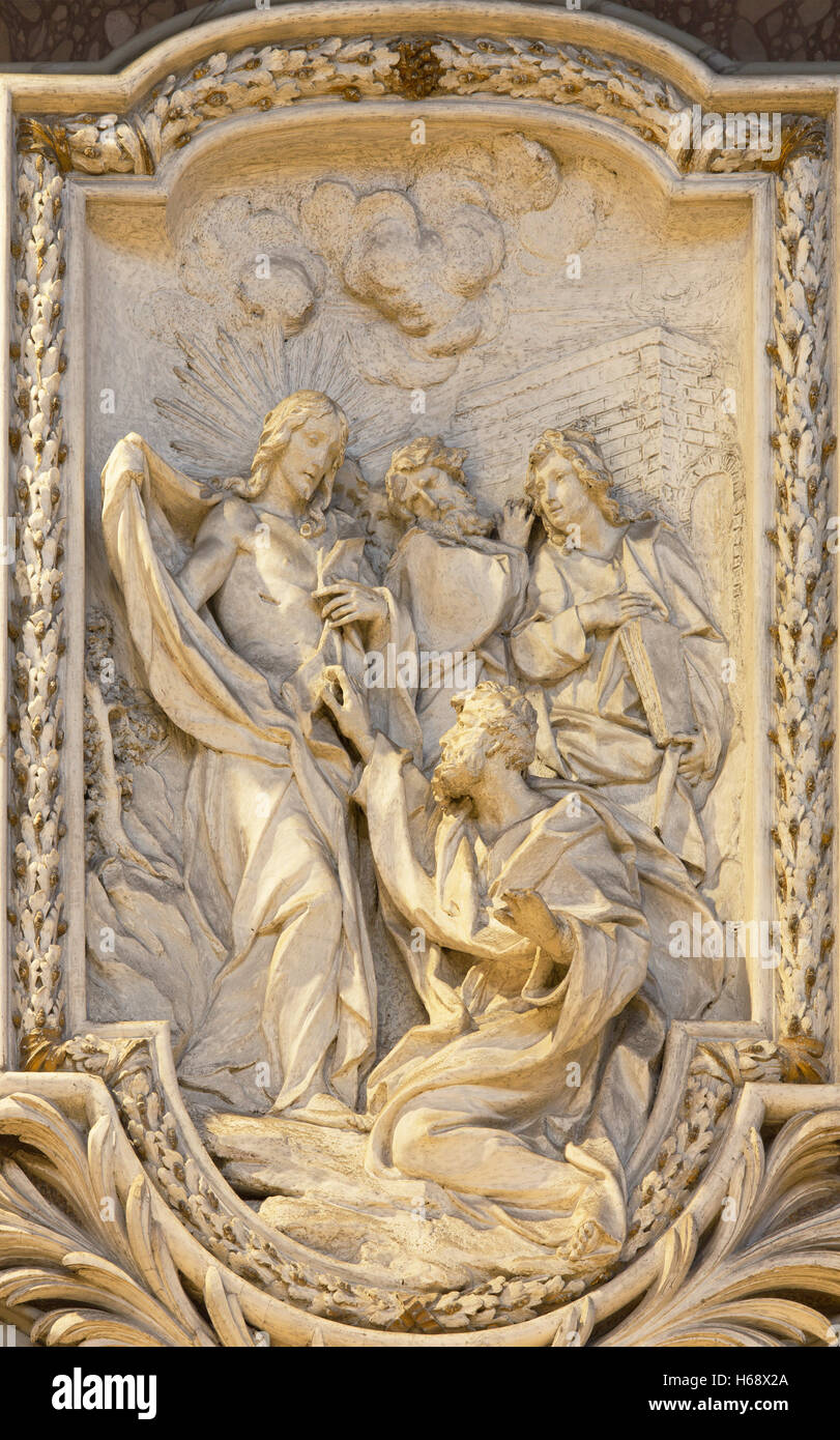 ROME, ITALIE - 10 mars 2016 : Le relief de l'incrédulité de Saint Thomas par Carlo à l'église Monaldi Basilica di San Marco Banque D'Images