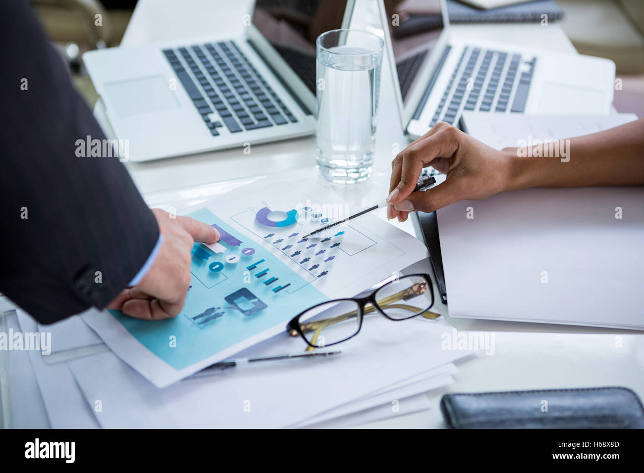 Businesspeople discussing document in office Banque D'Images