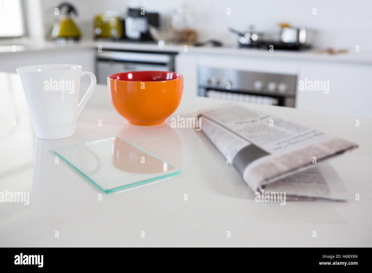 Bol de petit-déjeuner avec café et journal Banque D'Images