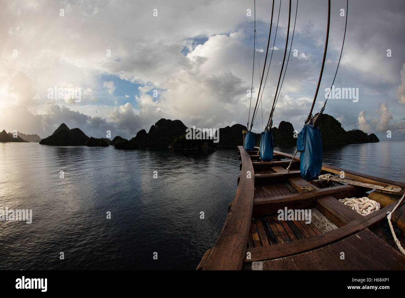 Une goélette phinisi indonésien navigue dans le lagon tropical, distant de Wayag dans Raja Ampat, en Indonésie. Banque D'Images