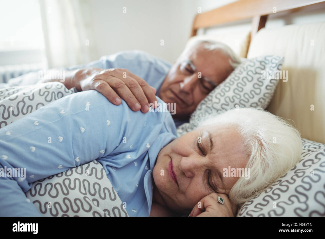 La haute couple on bed Banque D'Images