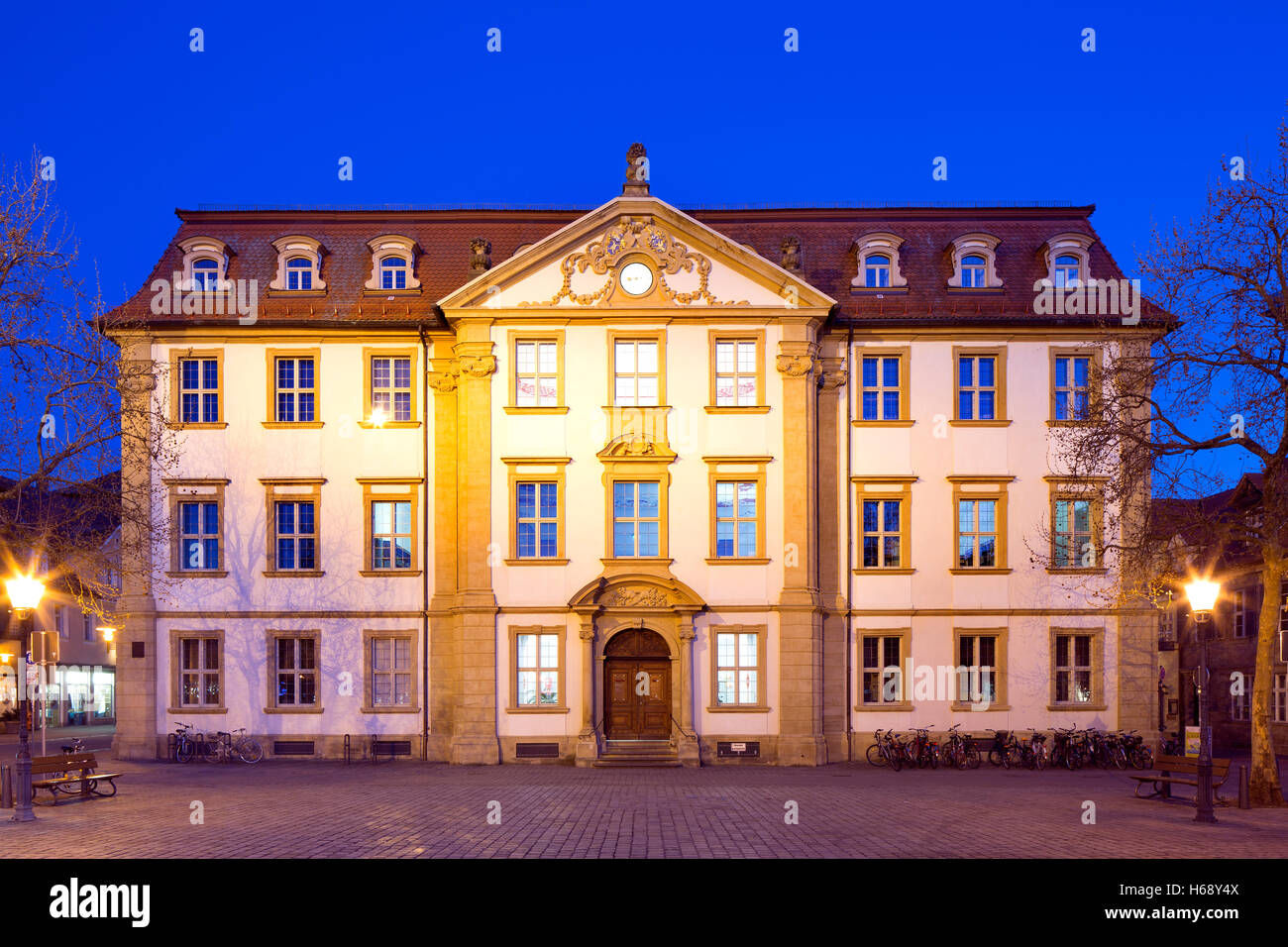 Kunstpalais, Art house et bibliothèque publique, ex-Stutterheimsches Palais, crépuscule, la place du marché, Erlangen, Moyenne-franconie Banque D'Images