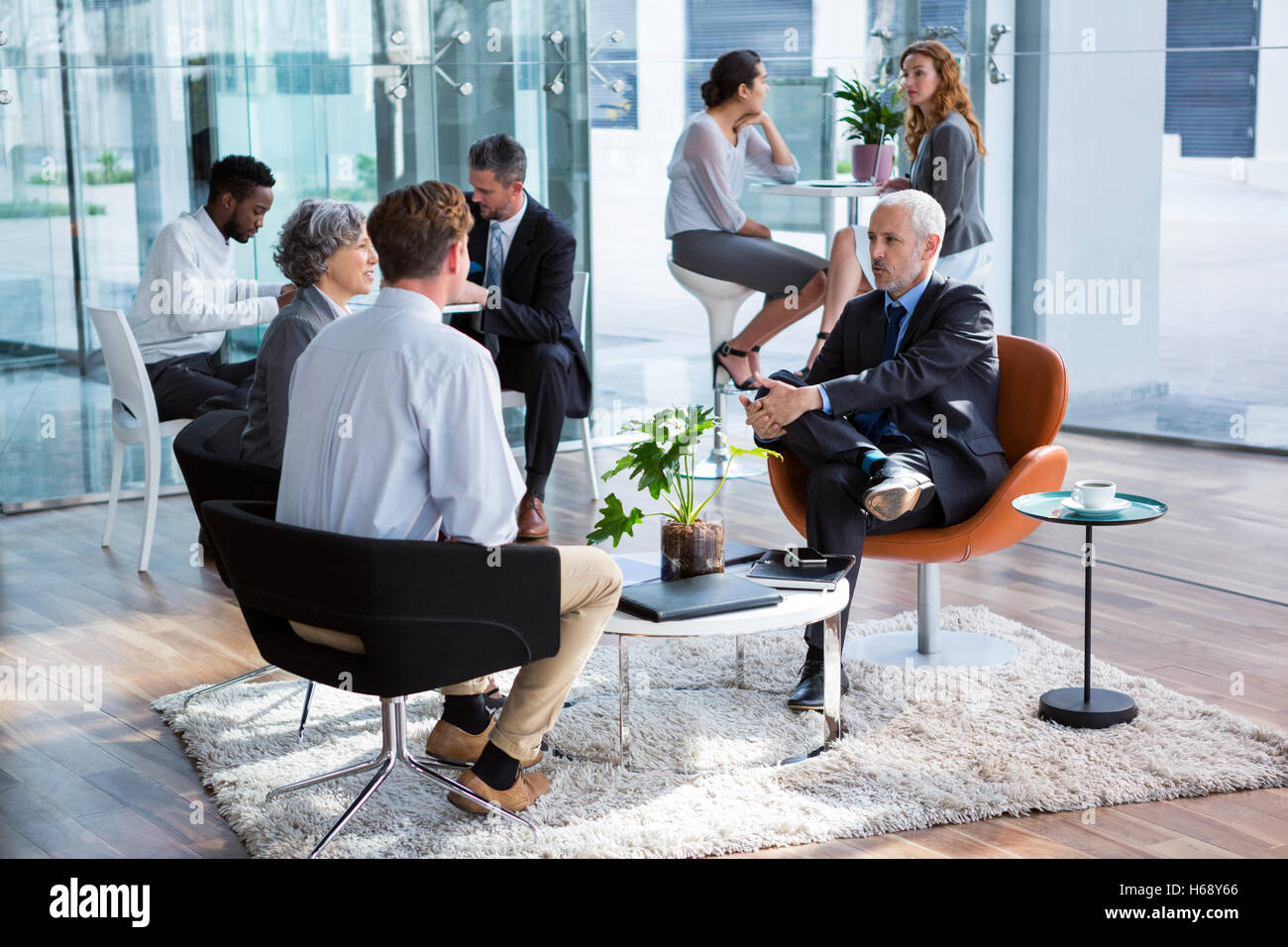 Direction d'entreprise en interaction les uns avec les autres Banque D'Images