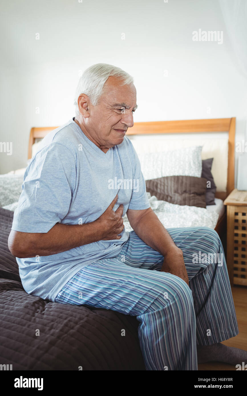 Sick senior man holding estomac Banque D'Images