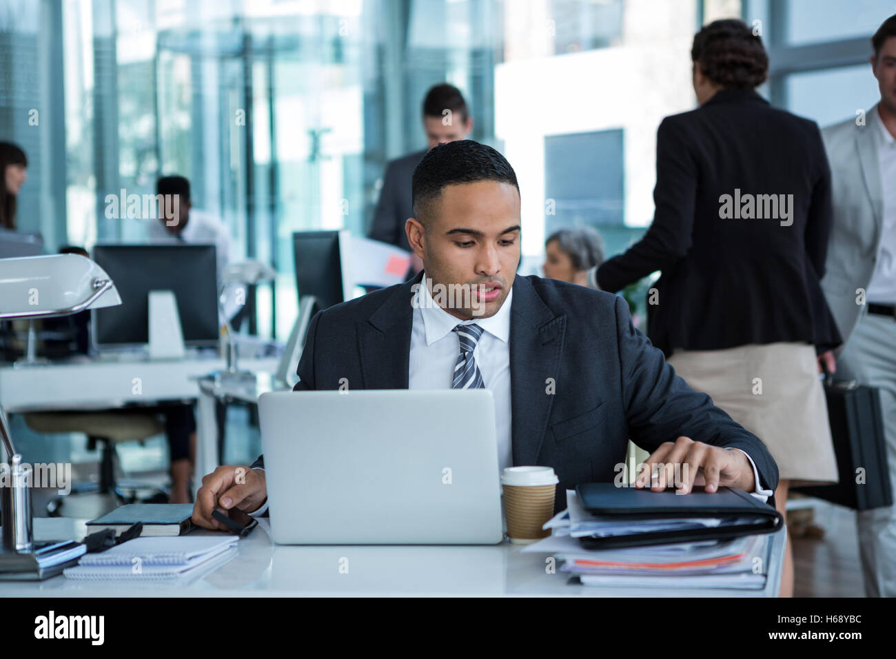 Businessman working on laptop Banque D'Images