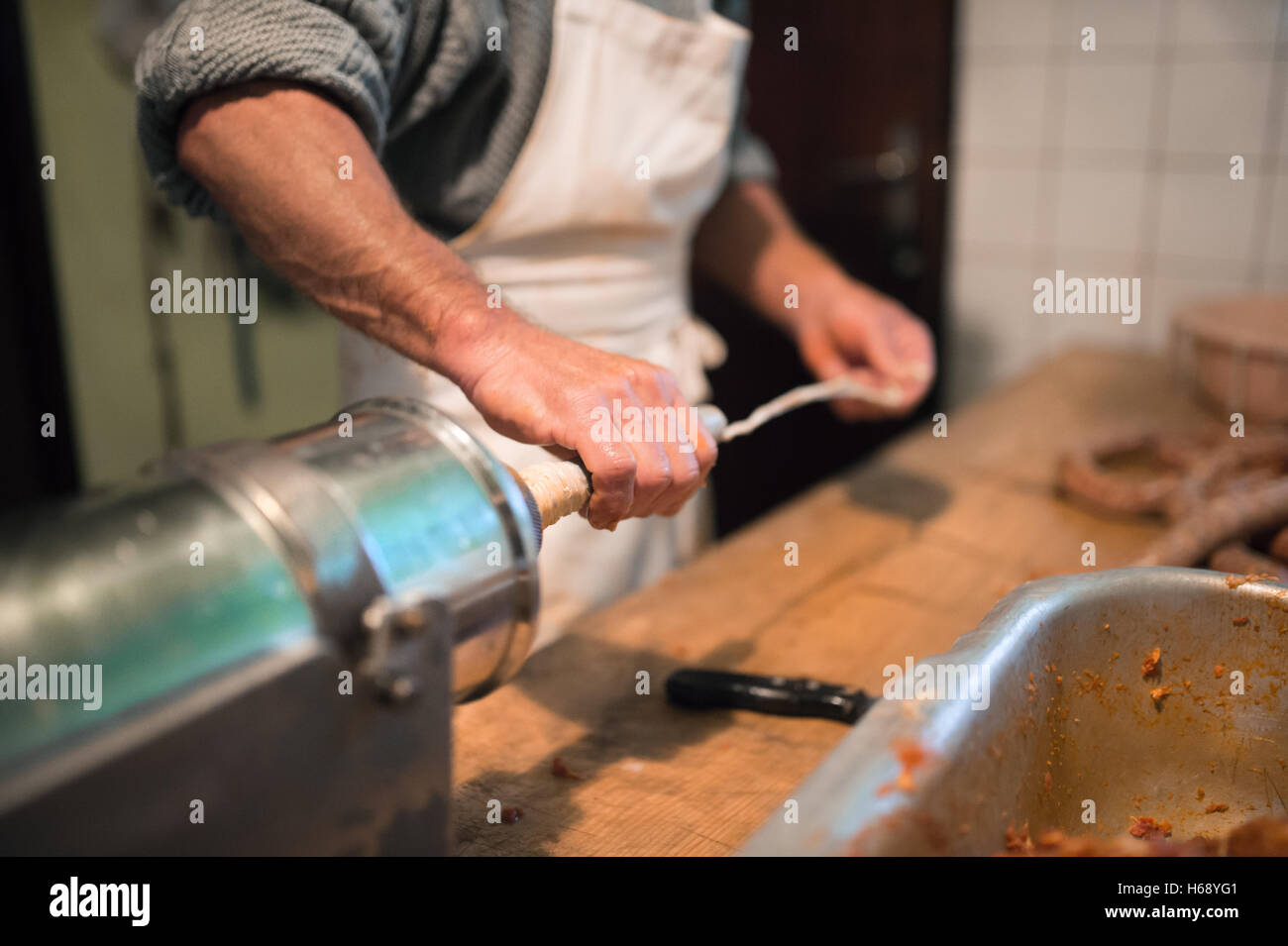 L'homme préparer des saucisses la manière traditionnelle en utilisant des saucisses de remplissage. Banque D'Images
