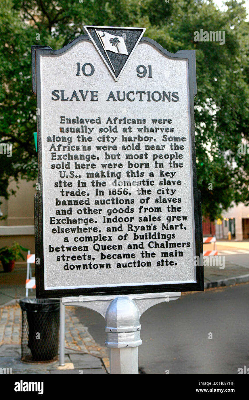 Plaque historique à l'endroit où les esclaves ont été mises aux enchères à Charleston, SC Banque D'Images