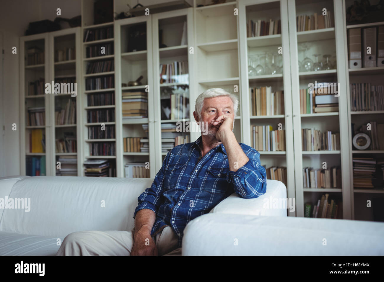 Inquiets senior man sitting on sofa Banque D'Images