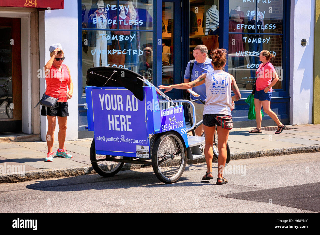 Un pedicab rickshaw ou à la location sur Meeting Street dans le centre-ville de Charleston SC Banque D'Images