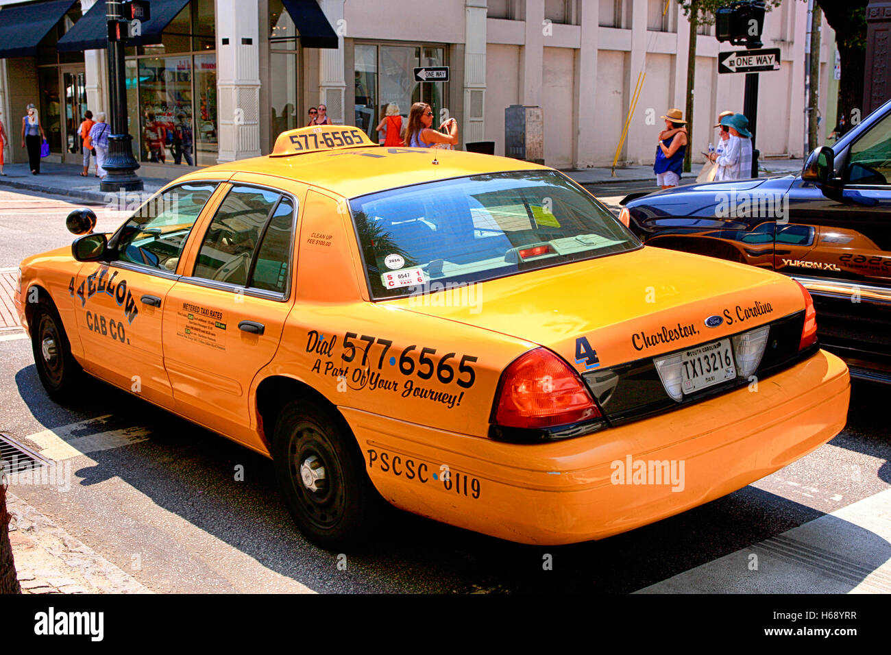 Yellow Cab sur les rues du centre-ville de Charleston, SC Banque D'Images