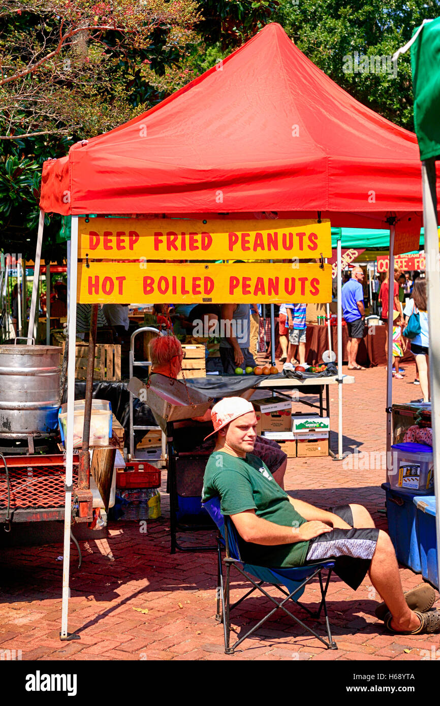 Deep Fried arachides et les arachides bouillies chaudes stand au marché de fermiers à Charleston SC Banque D'Images