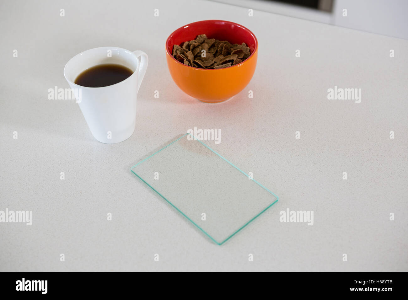 Bol avec petit-déjeuner dans la cuisine tasse à café Banque D'Images