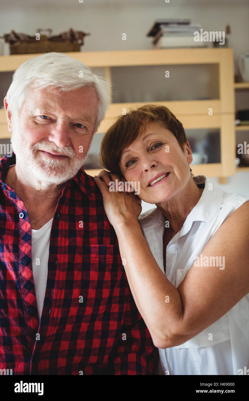 Senior couple smiling in kitchen Banque D'Images