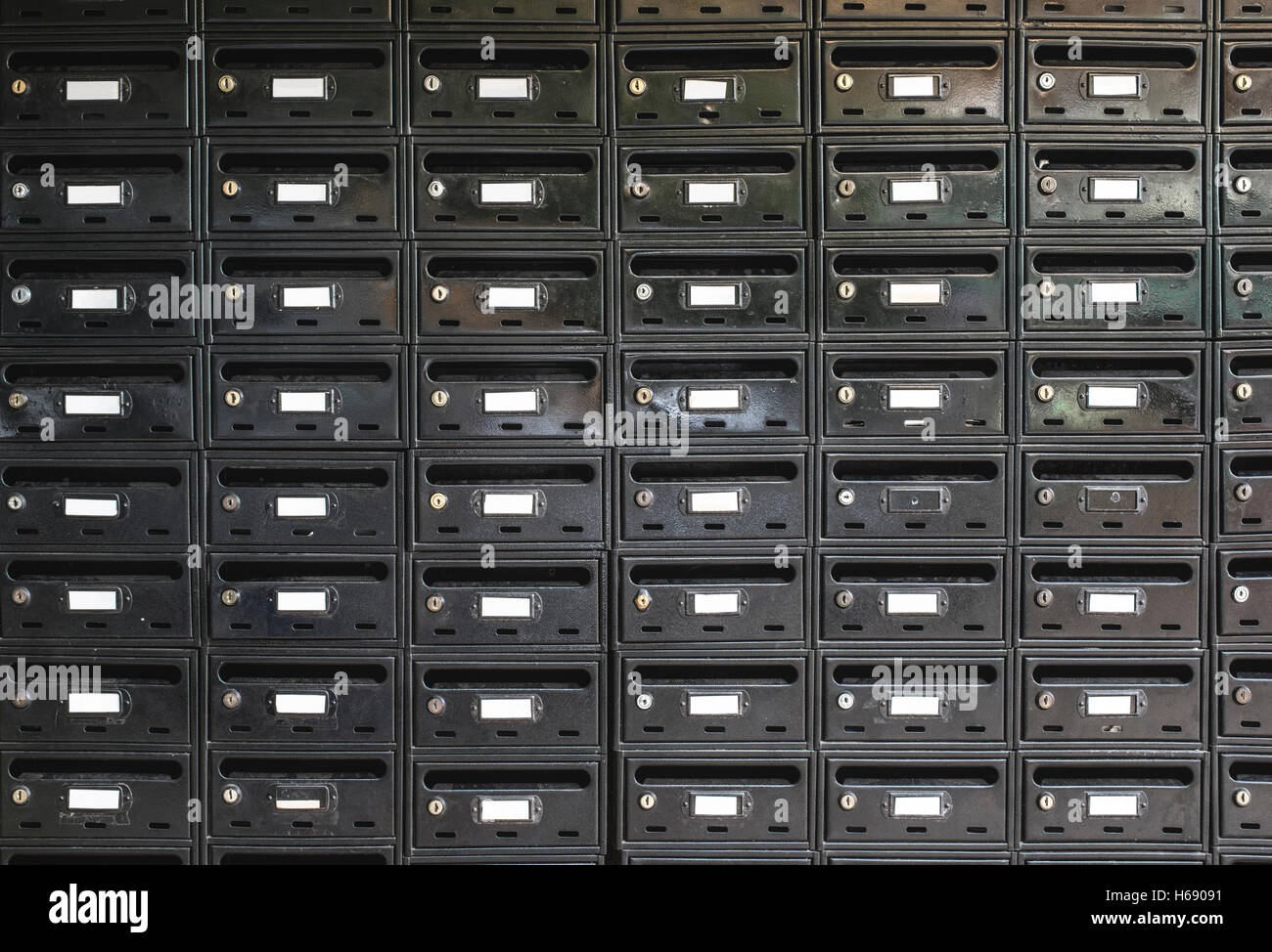 Beaucoup de boîtes aux lettres de couleur noire sur le mur Banque D'Images