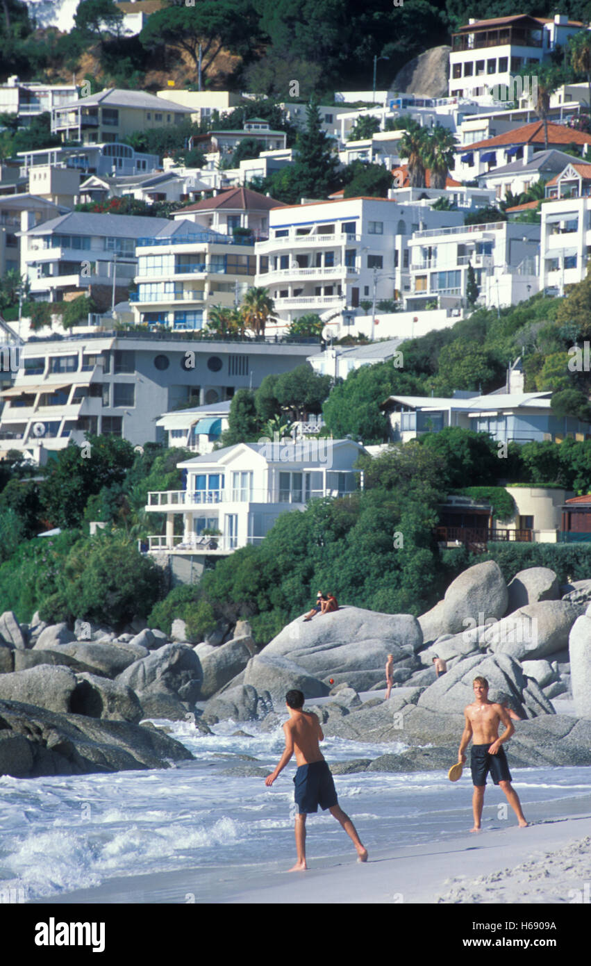 Les adolescents, jeu de balle, la vie à la plage sur la plage de Clifton,  Cape Town, Western Cape, Afrique du Sud, l'Afrique Photo Stock - Alamy