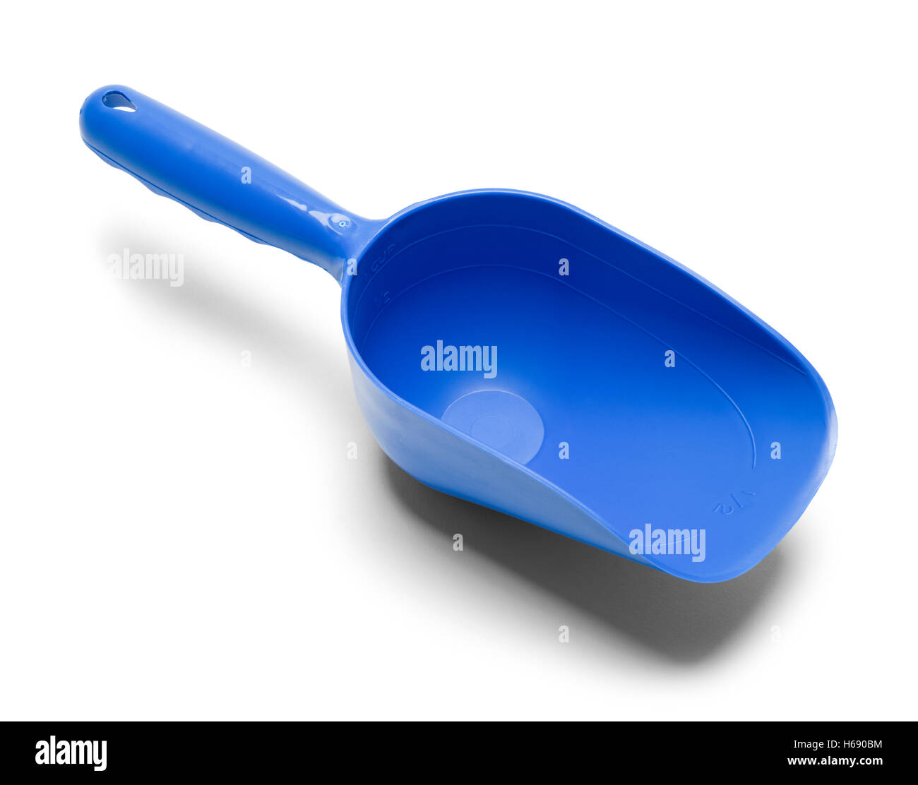 Une pelle en plastique bleu isolé sur fond blanc. Banque D'Images