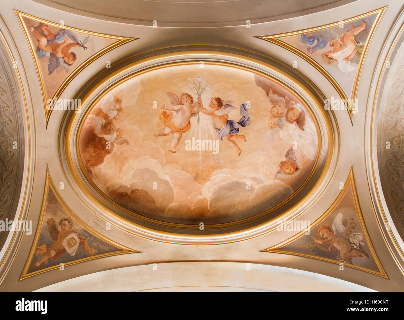 ROME, ITALIE - 11 mars 2016 : la fresque symbolique des anges avec les fleurs Banque D'Images