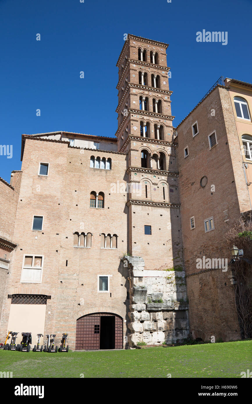ROME, ITALIE - 11 mars 2016 : La tour de l'église la Basilique Santi Giovanni e Paolo. Banque D'Images
