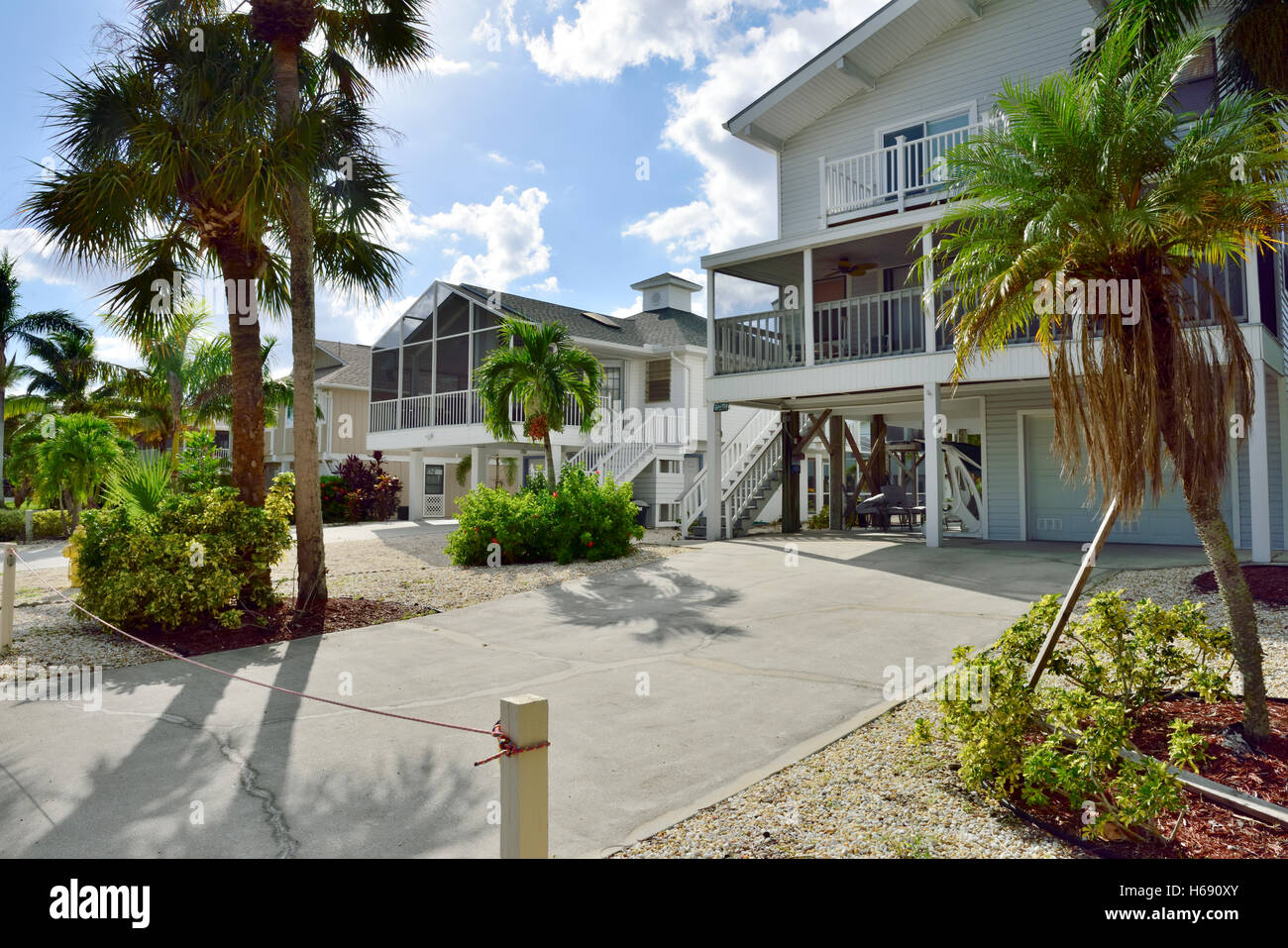 Maisons traditionnelles sur pilotis pour sauver de l'inondation, Fort Myers Beach, Floride Banque D'Images