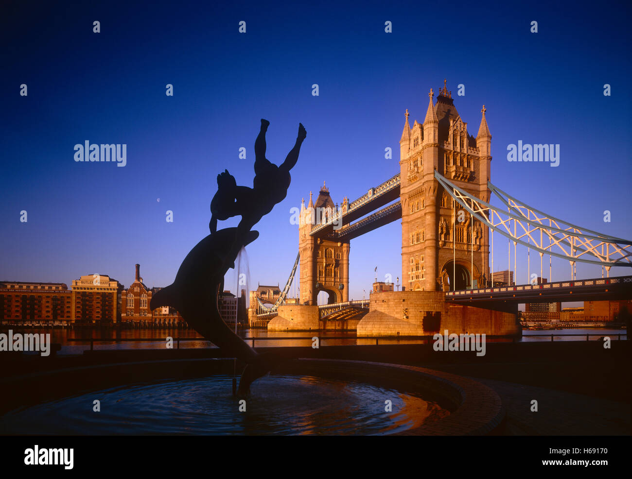 Tower Bridge at Dusk with Girl avec un dauphin statue, Londres Banque D'Images