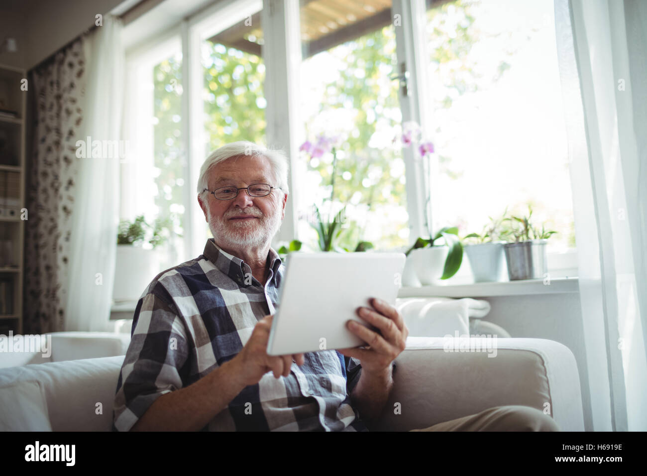 Portrait of senior man using digital tablet Banque D'Images