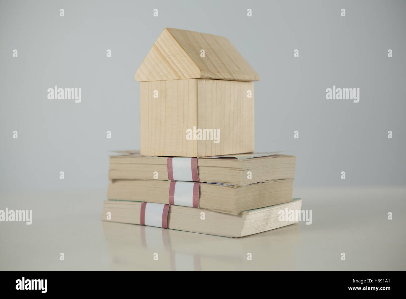 Maison modèle sur un tas d'argent Banque D'Images