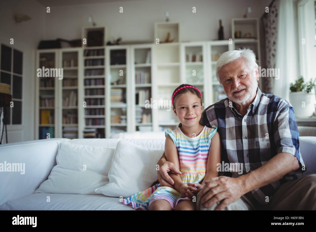 Portrait of senior man sitting avec sa petite-fille Banque D'Images