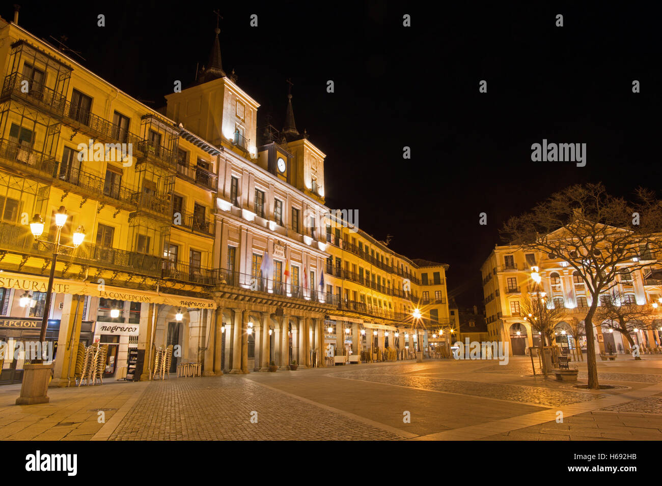 SEGOVIA, ESPAGNE, avril - 13, 2016 : La Plaza Mayor la nuit. Banque D'Images
