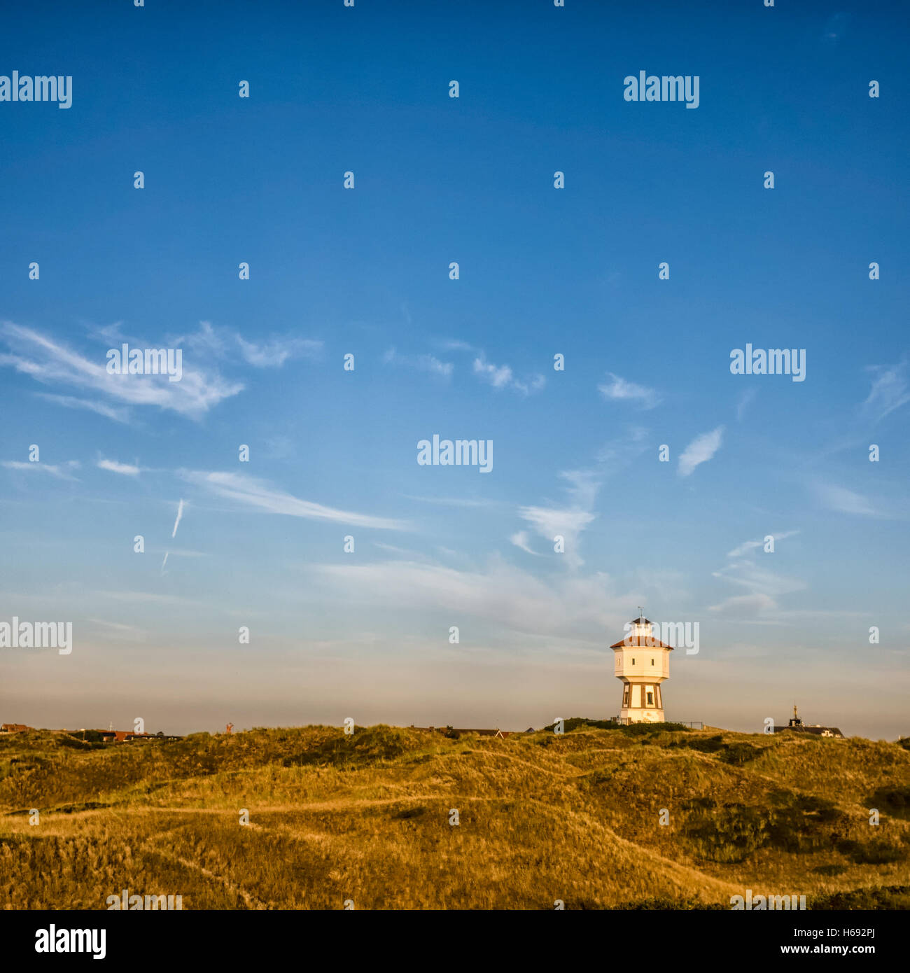 Wasserturm Langeoog. Allemagne Deutschland. Le monument le plus célèbre de Berlin la tour de l'eau, Wasserturm, photographié à l'heure d'or avant le coucher du soleil. La direction de la lumière donne un grand sens de la tour a trois dimensions. Banque D'Images