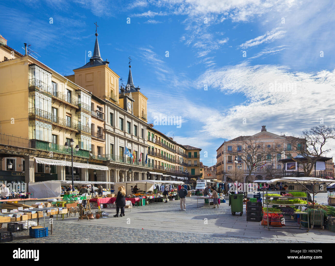 SEGOVIA, ESPAGNE, avril - 14, 2016 : La Plaza Mayor et du marché du matin. Banque D'Images