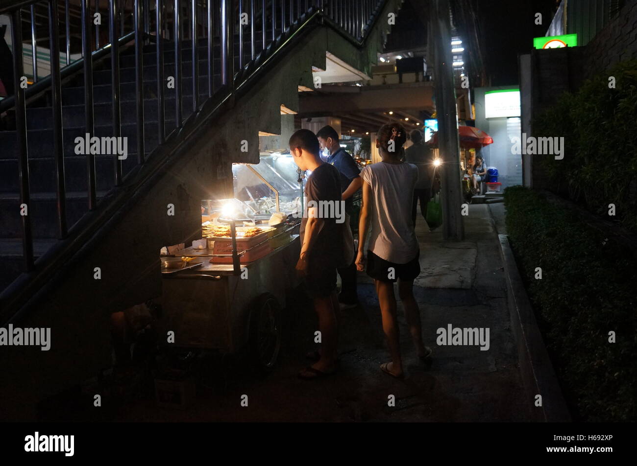 Les gens achètent des aliments provenant d'un écrou de blocage sur la station de BTS sous escalier à Bangkok, Thaïlande. Banque D'Images
